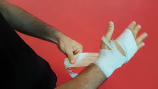 COME METTERE I BENDAGGI DA BOXE 1° METODO  HOW TO WRAP YOUR HANDS for boxingkickThai [upl. by Oppen]